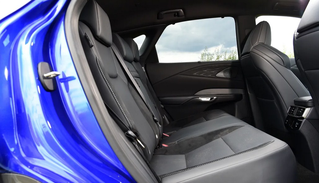 Lexus RX 500h 2024: Phiên bản V6 hybrid mạnh mẽ của mẫu SUV sang trọng